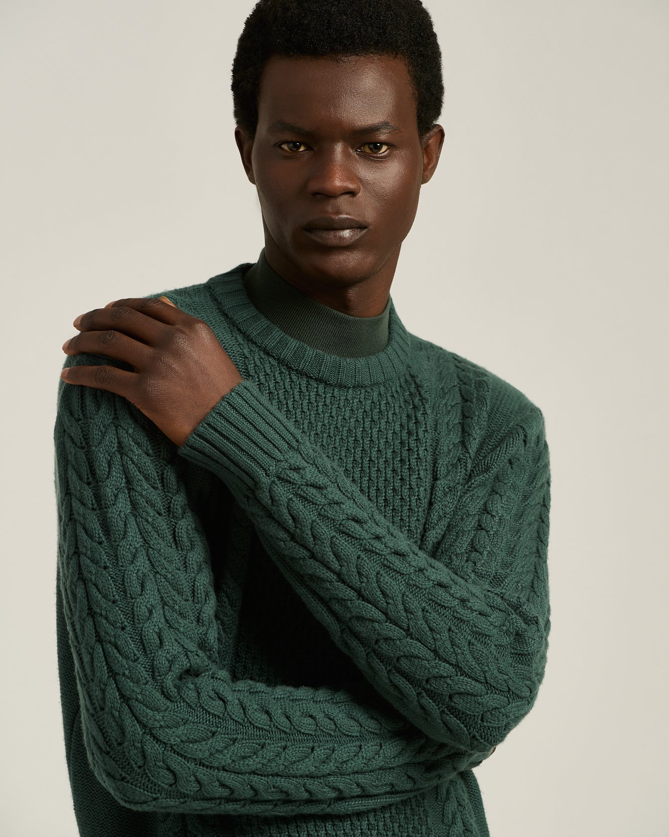 PINE GREEN CABLE-KNIT CASHMERE CREWNECK SWEATER